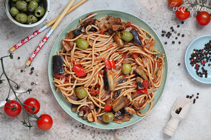Špagety s baklažánom, šampiňónmi a olivami