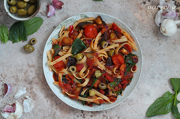 Sicílske tagliatelle s baklažánom, paradajkami a olivami 