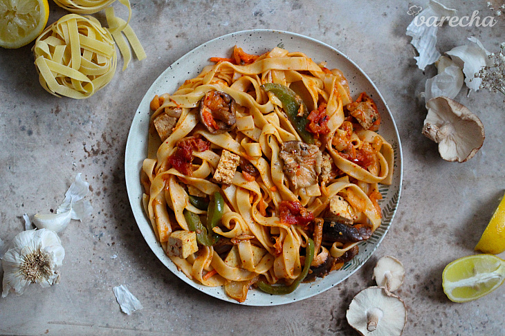 Tagliatelle s kimchi, shiitake a údeným tofu 