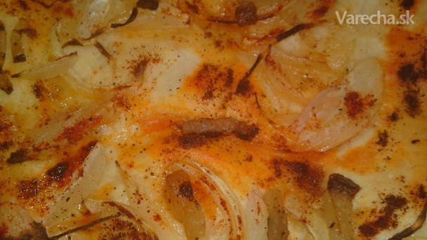 Korenená pizza s údenou slaninkou a cibuľou na celý plech (fotorecept)