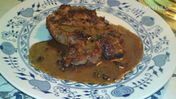 Bravčový steak so smotanovou omáčkou so zeleným korením (fotorecept)