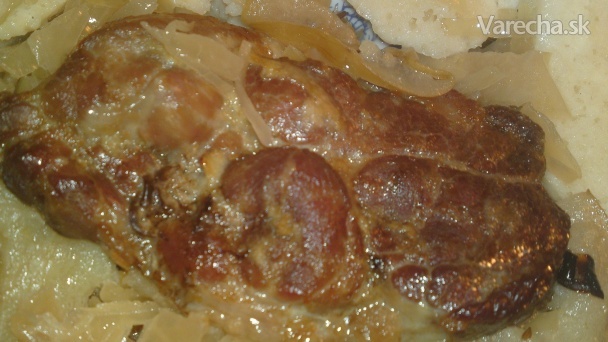 Krkovička pečená na jablkách, kyslej kapuste a cibuli (fotorecept)