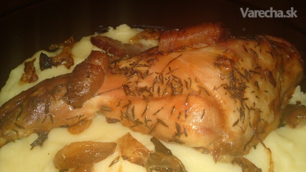 Pečené králičie stehná na tymiane špikované údenou slaninou a cesnakom (fotorecept)