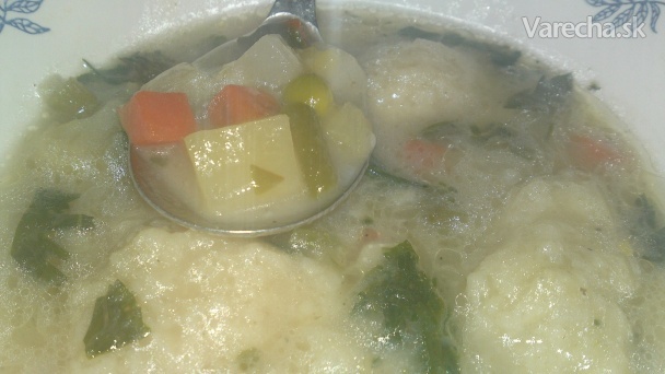Zasmažená polievka z miešanej mrazenej zeleniny s krupicovými haluškami (fotorecept)