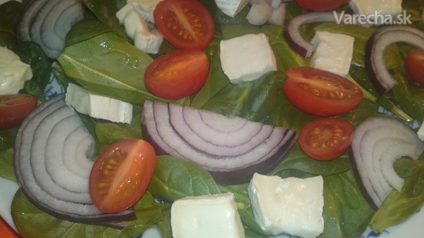 Ľahký jemný šalát s kozím syrom, baby špenátom, cherry paradajkami a červenou cibuľou (fotorecept)