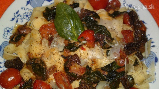 Tagliatelle so smrčkami, špenátom, cherry paradajkami a parmezánom (fotorecept)