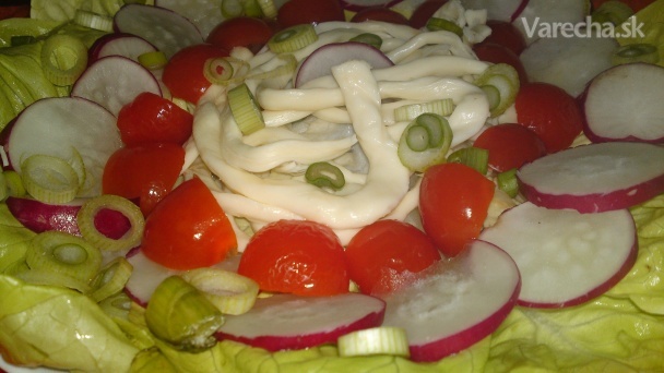 Miešaný šalát z jarnej zeleniny so syrovými korbáčikmi (fotorecept)