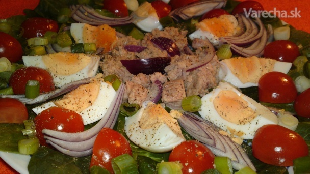 Šalát z tuniaka a z jemnej jarnej zeleniny (fotorecept)