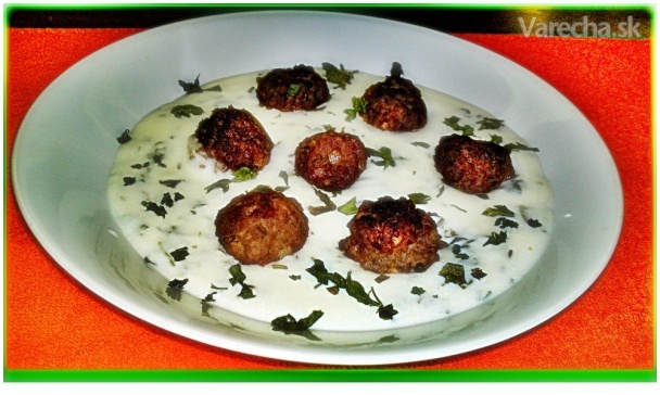Libanonské guľôčky z hovädzieho mäsa s jogurtovou omáčkou (fotorecept)