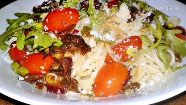 Spaghetti s rukolou, hubami, paradajkami a parmezánom (fotorecept)