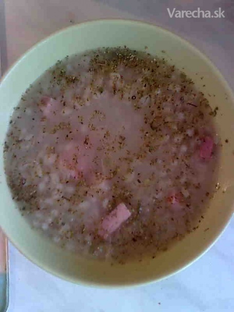 Krúpová polievka s kyslou kapustou a údeným mäsom