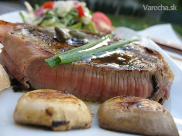 Hovädzí steak so šalátom a bagetou (fotorecept)