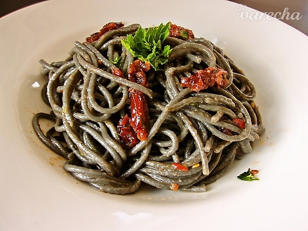 Čierne špagety so sardelami a sušenými paradajkami (fotorecept)
