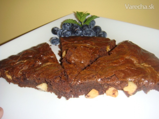 Brownies s makadamovými orieškami a bielou čokoládou (fotorecept)