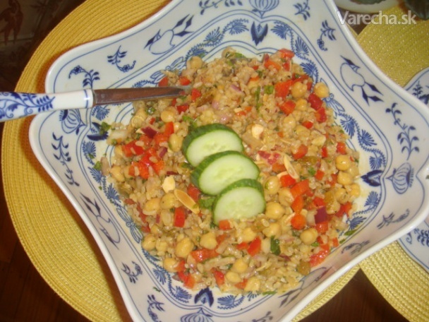 Cícerový šalát s hnedou ryžou a karí korením (fotorecept)