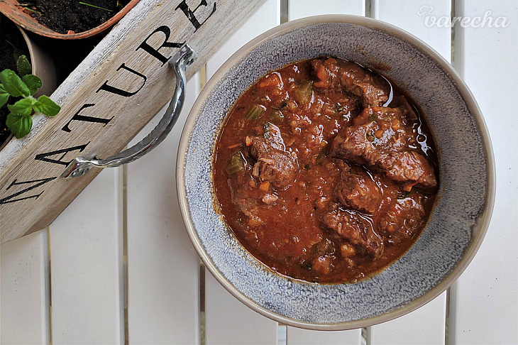 Beef stew – hovädzie mäso so zeleninou z pomalého hrnca