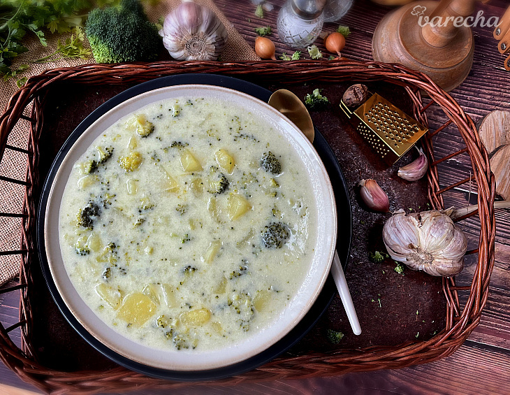 Zemiakovo-brokolicová polievka so syrom