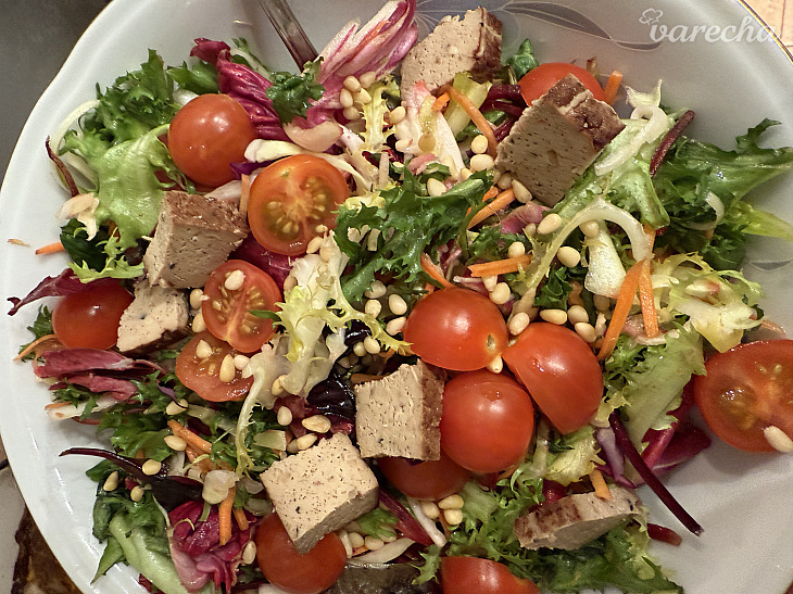 Farebný šalát s tofu