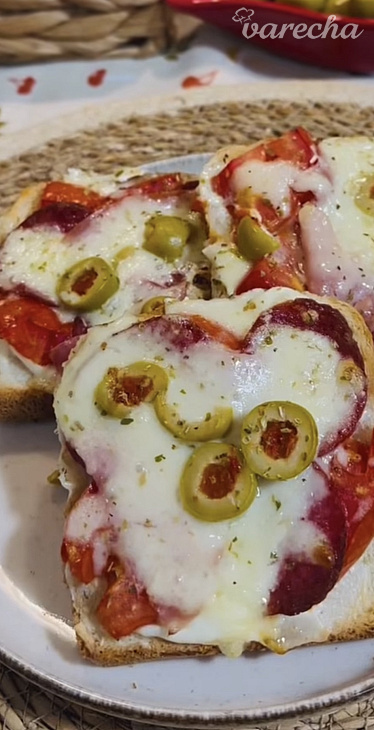 Falošná pizza z toastového chleba (fotorecept)