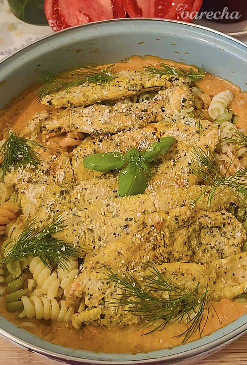 Cestoviny s kuracím mäsom v paradajkovej omáčke