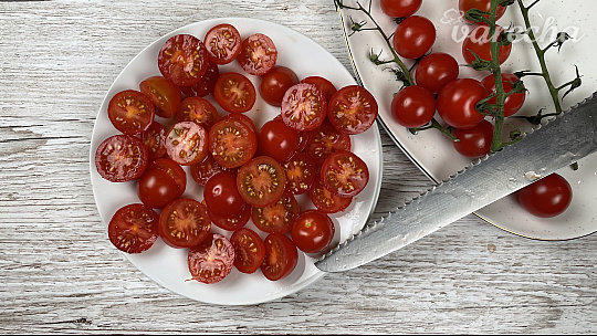 Ako rýchlo nakrájať veľa drobných paradajok?