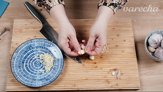 Viete, ako ruky zbaviť zápachu od cibule či cesnaku?