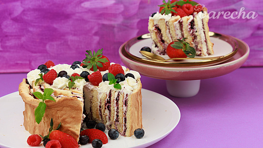 Rolovaná piškótová torta s mascarpone a ovocím