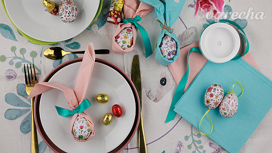 Veselá dekorácia: Jednoduchá ozdoba prestretého stola, na ktorú vám stačí servítka a maľované vajíčko