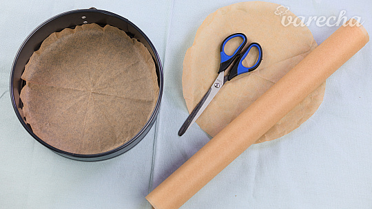 Ako vystlať okrúhlu tortovú formu papierom na pečenie