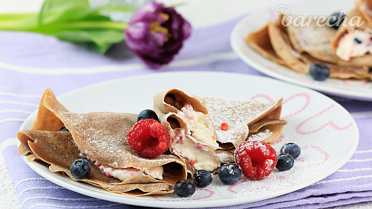 Čokoládové palacinky s tvarohom a ovocím 