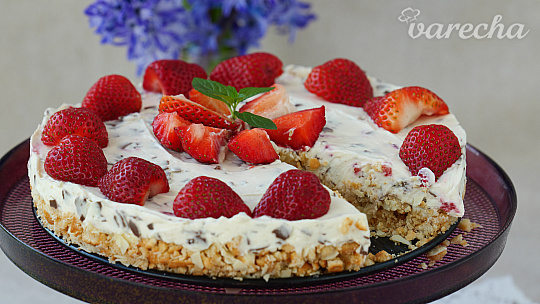 Nepečená jahodová stracciatella torta