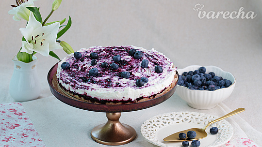 Nepečený jogurtovo-čučoriedkový cheesecake s korpusom zo suchárov