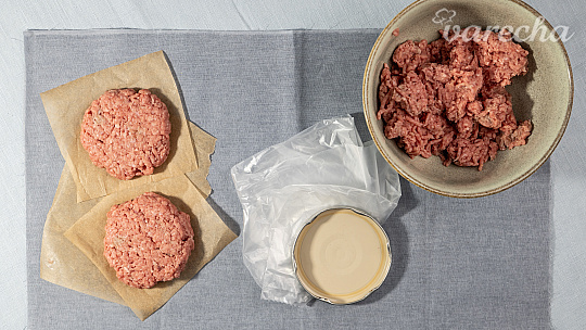 Ako spraviť úhľadné, rovnako veľké fašírky či burgery? Túto pomôcku máte určite doma