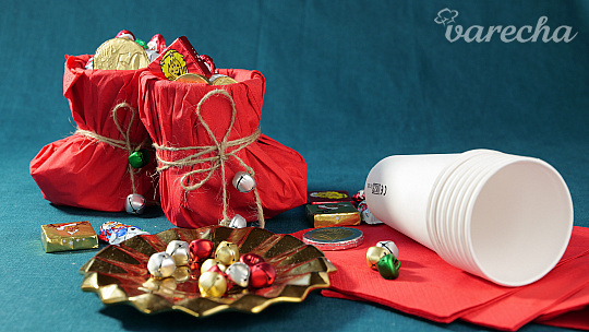 Kreatívny nápad na Mikuláša: Jednoduchá čižmička zo servítky a z pohára