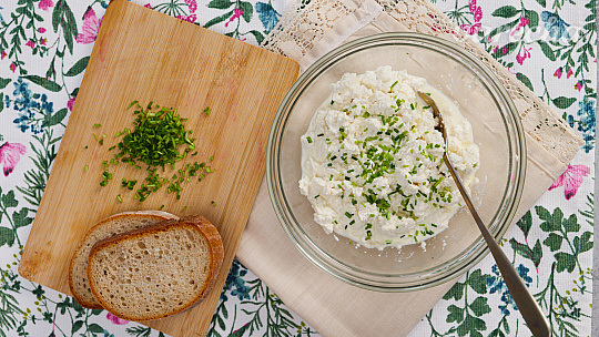 Návod, ako za pár minút vyrobiť domáci cottage syr. Pozrite sa, aké je to jednoduché!