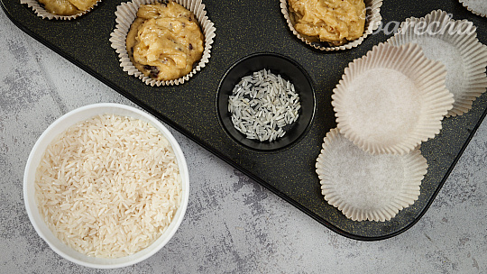 Trápia vás mastné fľaky na papierových košíčkoch? Tento trik s nimi navždy skoncuje