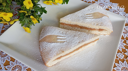 Jablčník z krehkého cesta s kyslou smotanou