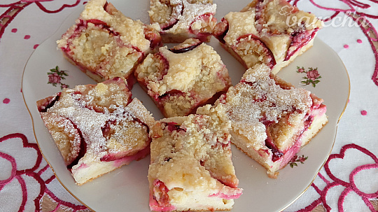 Rýchly slivkový koláč s mrveničkou z hrnčeka