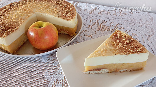 Nepečená jablková torta s pudingovo-smotanovým krémom