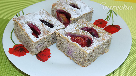 Orechovo-krupicový koláč so slivkami