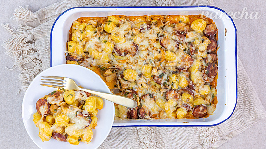 Zapekané gnocchi s hubami a klobásou