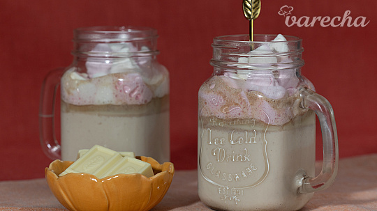 Horúca biela čokoláda s pumpkin spice korením