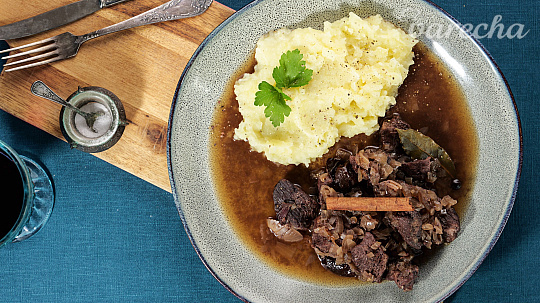Super jednoduchý hovädzí guláš so sušenými slivkami. Urobí sa v rúre skoro sám