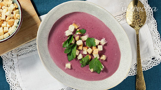 Krémová polievka z červenej kapusty s mascarpone