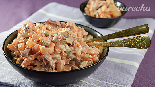 Vianočný zemiakový šalát s cviklou plný chuti a farieb