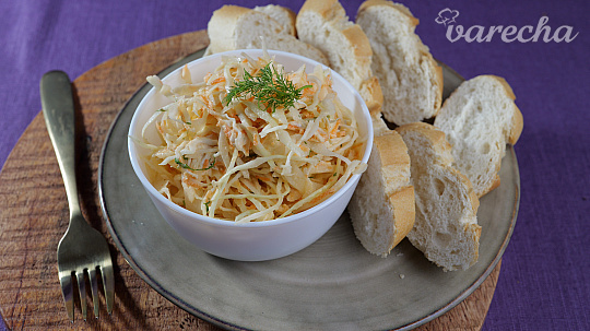 Jednoduchý kapustový šalát s kuracím mäsom