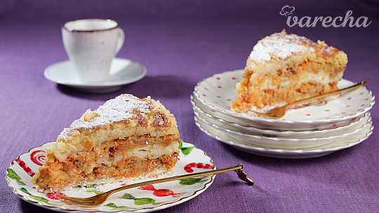 Sypaný krupicový koláč s jablkami a mrkvou