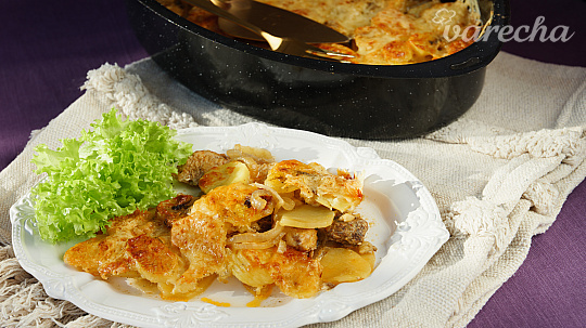 Zapekané morčacie prsia so zemiakmi pod syrovou perinou. Minimum riadu, maximum chuti