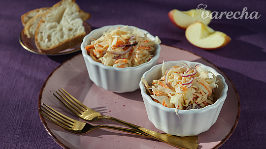 Svieži šalát Coleslaw s jablkami a medom. Odľahčená klasika, ktorú si zamilujete