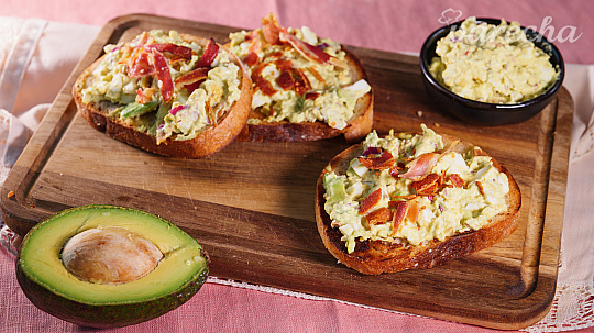 Avokádová nátierka so slaninou a vajcom